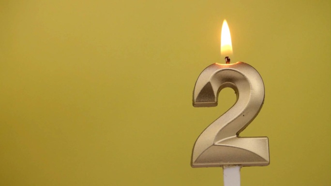 燃烧的生日蜡烛在黄色。2号。文本的复制空间。