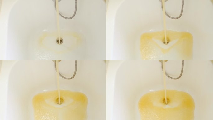 浴室里的水龙头正在流出棕色的脏水，这些水被管道上的铁锈污染了。