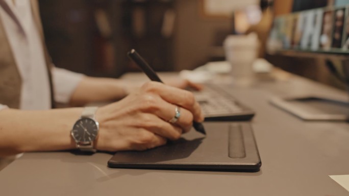 无法辨认的女人在平板电脑上使用手写笔
