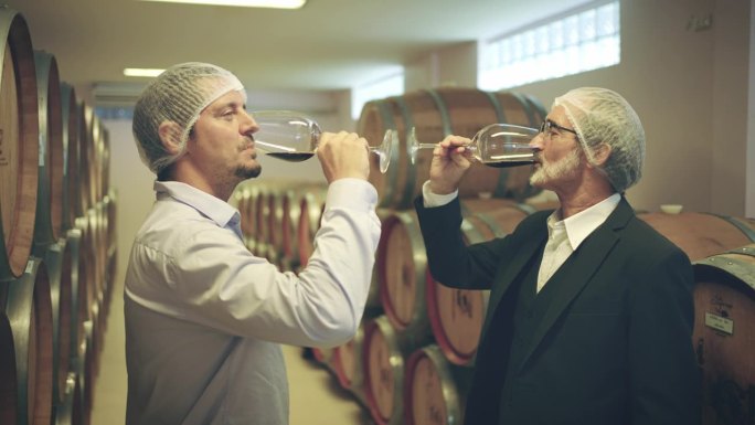 两名葡萄酒工厂的高级品酒师。