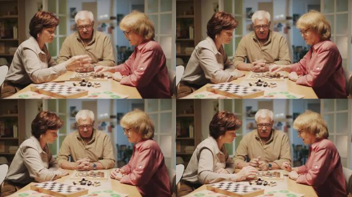 老年朋友在家里一起玩跳棋