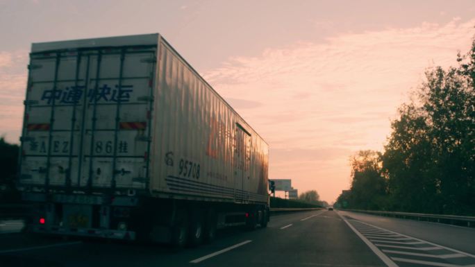 4k晚霞高速上行驶的物流车02