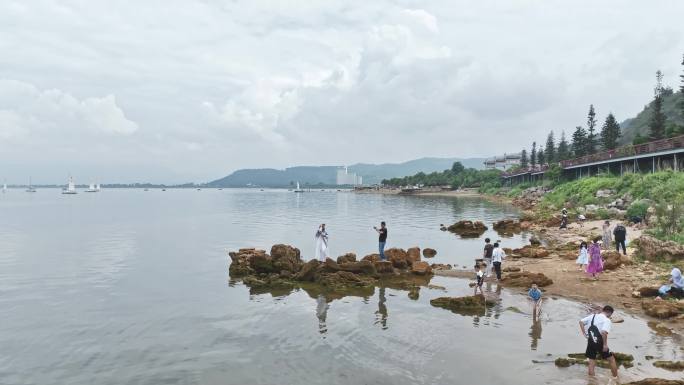 湖畔风景游客打卡