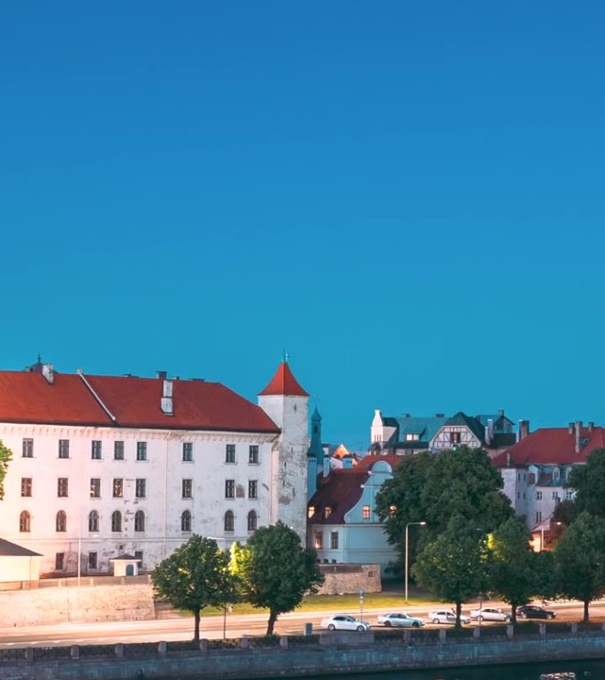 里加，拉脱维亚，欧洲。超延时城市夜景天际线。垂直录像流行的地方。联合国教科文组织世界遗产。城堡、圆顶