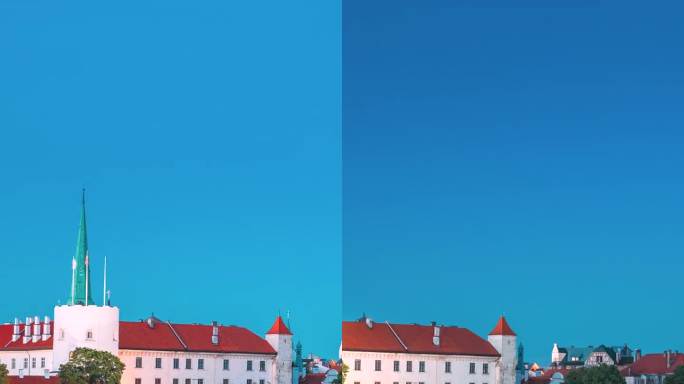 里加，拉脱维亚，欧洲。超延时城市夜景天际线。垂直录像流行的地方。联合国教科文组织世界遗产。城堡、圆顶