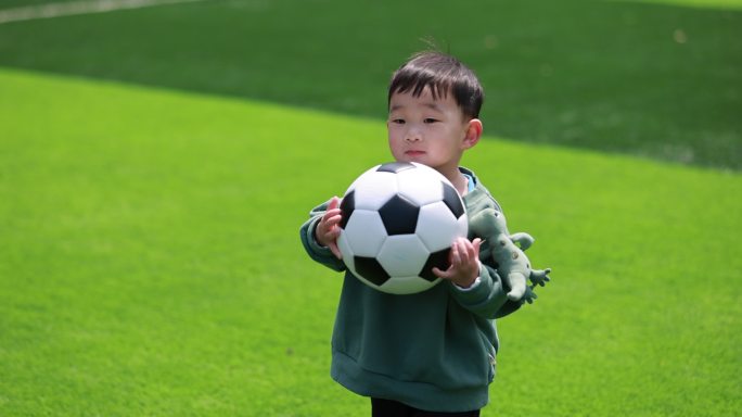 在球场玩足球的小男孩 升格唯美慢镜