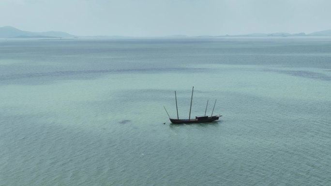 航拍太湖上的渔船