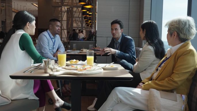 亚洲不同的商务人士在一家豪华酒店的餐厅共进午餐