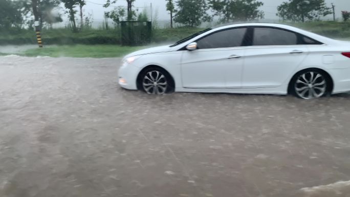 暴雨行驶挡风玻璃雨水下雨天行驶的汽车大雨