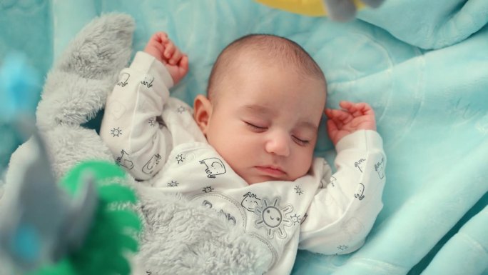 玩具，新生儿和疲惫的婴儿早上睡在卧室里舒适，放松和健康的家。婴儿，睡眠和年幼的孩子或儿童可爱，可爱和