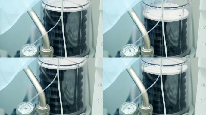 各种类型和用途的医用双极腹腔镜钳(剪)在手术室的新样品。蓝色桌子上的腹腔镜剪刀和钳子。