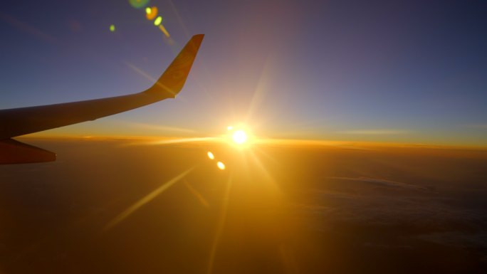 飞机飞行中舷窗外的夕阳