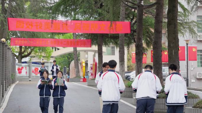 学生走路看书 漫步校园 女学生走路 看书