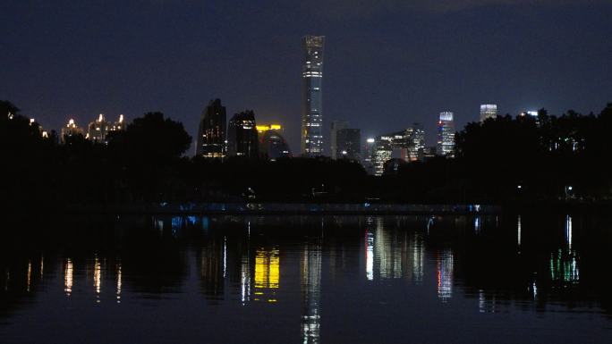 夜晚中国北京CBD湖面倒影