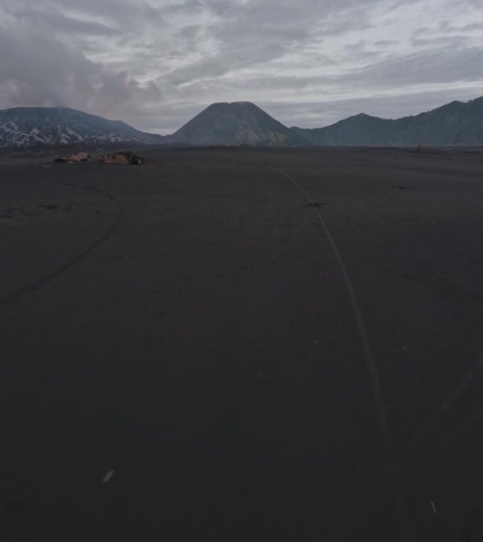 垂直视频。黑沙土火山熔岩场沙漠包围阴沉的4k