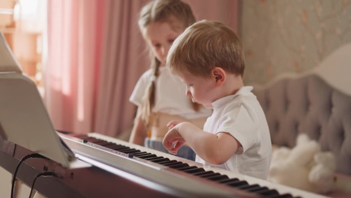 蹒跚学步的男孩要求女孩为主题展示正确的钢琴键