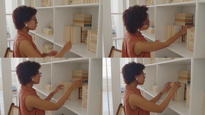 黑人妇女选择从家庭图书馆阅读的书