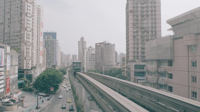 重庆市杨家坪地铁站地铁进站行驶