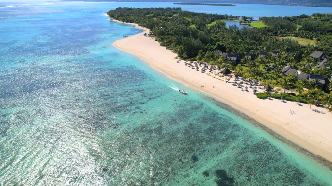 大海沙滩海面快艇游船航行渡假旅行