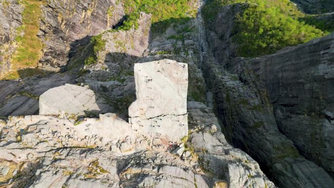 4K无人机拍摄的挪威吕瑟峡湾讲坛岩的视频。