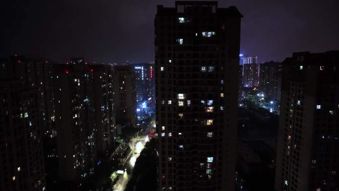 万家灯火雷雨交加的夜晚