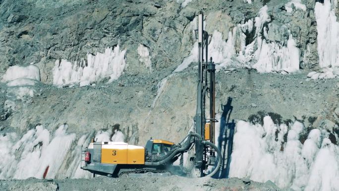钻机正在矿区作业工程机械地下开采钻机
