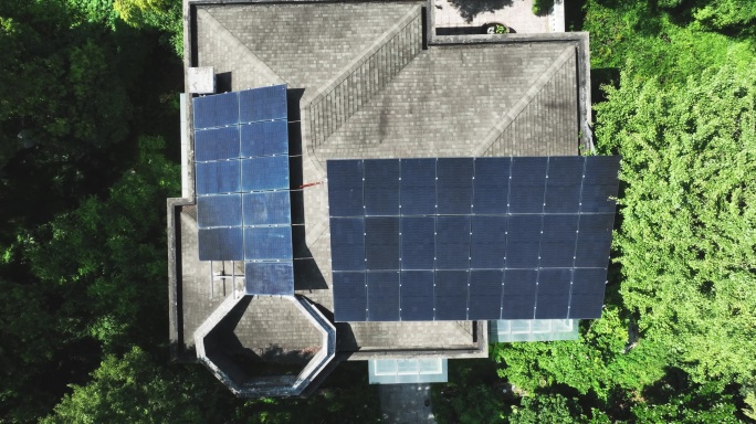 别墅屋顶的分布式太阳能光伏面板