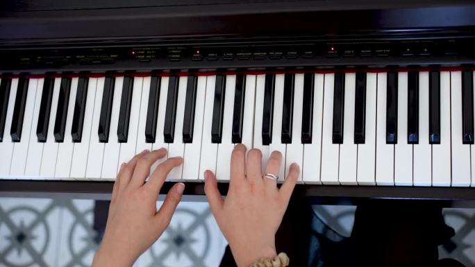 手指交响曲:钢琴家与优美修剪的手演奏