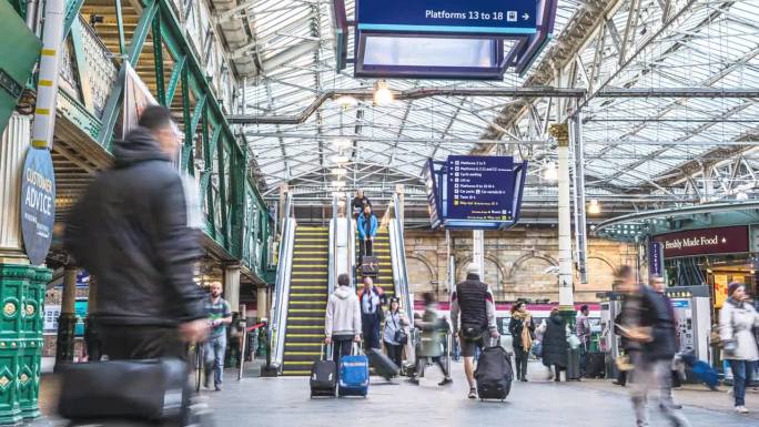 英国苏格兰爱丁堡韦弗利火车站的拥挤乘客和通勤者的时间流逝