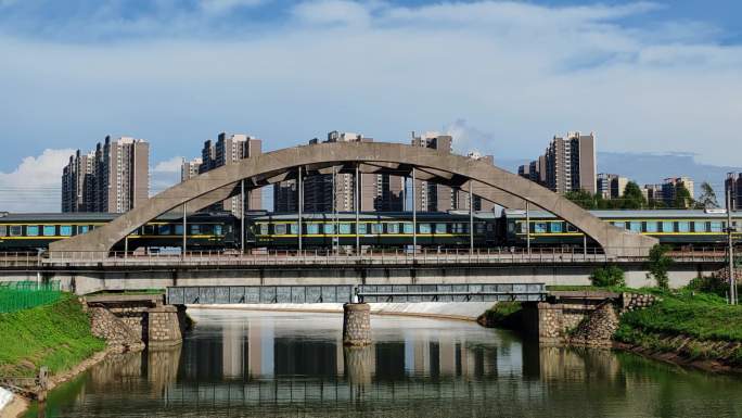绿皮火车经过城市铁路桥，车尾跟随，原声版