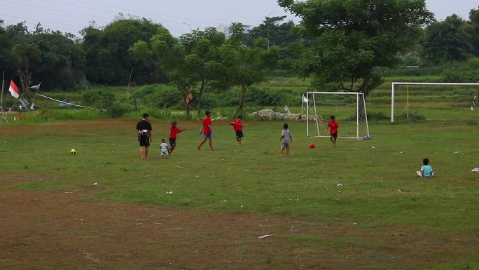 足球 国外小朋友踢球 小孩踢球 外国踢球