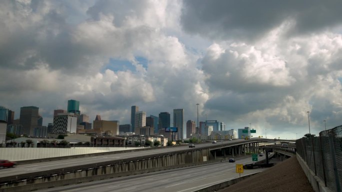 休斯顿德州高速公路上壮观的云层