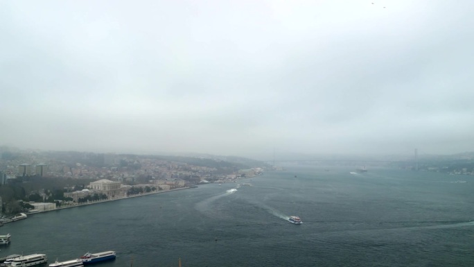 博斯普鲁斯海峡的卡巴塔斯轮渡码头在伊斯坦布尔横飞
