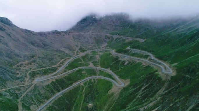 蜿蜒的盘山公路