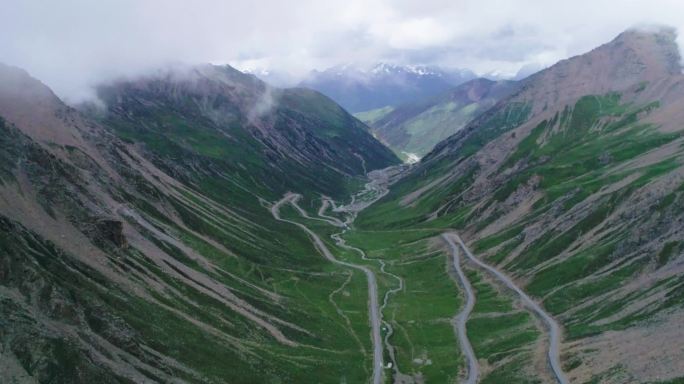 曲折的盘山公路