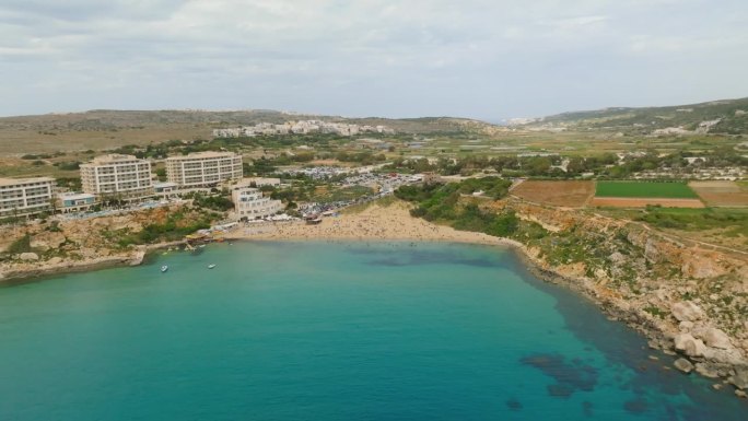 马耳他著名的海滩——黄金湾。无人机的观点。马耳他
