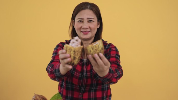 快乐的亚洲女农民在网上出售新鲜的可可豆，可可豆是制作可可和巧克力的原料。