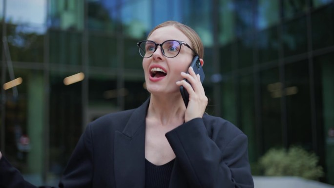 恼火的女经理女商人大喊手机来电特写。疯狂的企业家打电话给合伙人解决金融危机问题。愤怒的银行客户在室外
