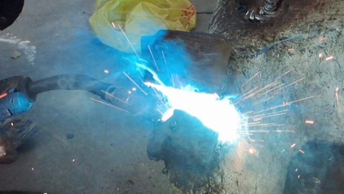 焊工焊接技术员电焊火花飞溅氧焊风焊技术
