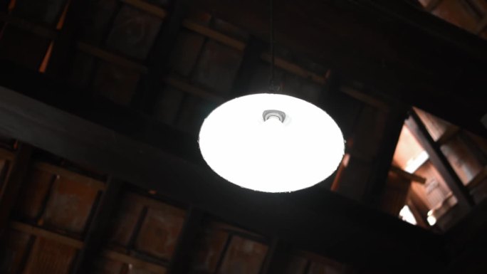 天花板上挂着一盏白光灯