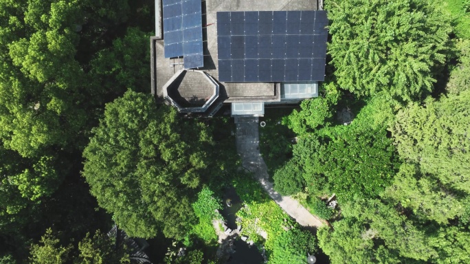 别墅屋顶的分布式太阳能光伏面板