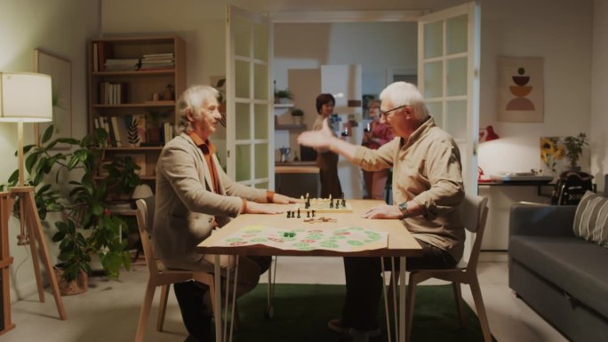 退休老人在家里互相感谢下了一盘好棋