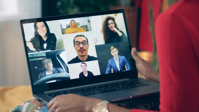 多用户在线会议通过女士的笔记本电脑显示。视频会议，远程工作，远程学习的概念。