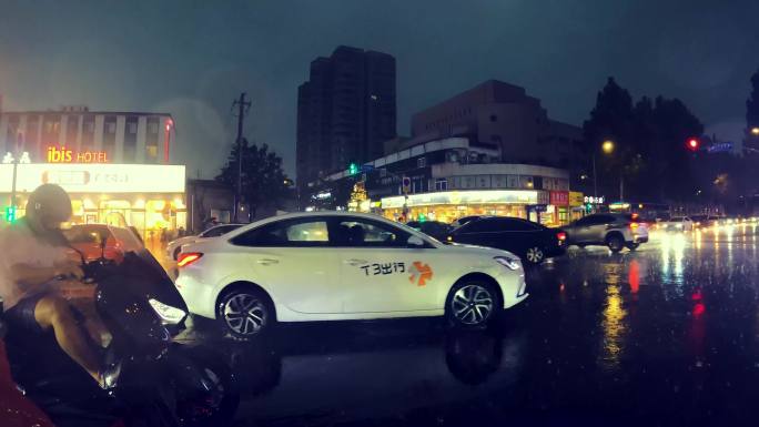 台风大雨行人街景