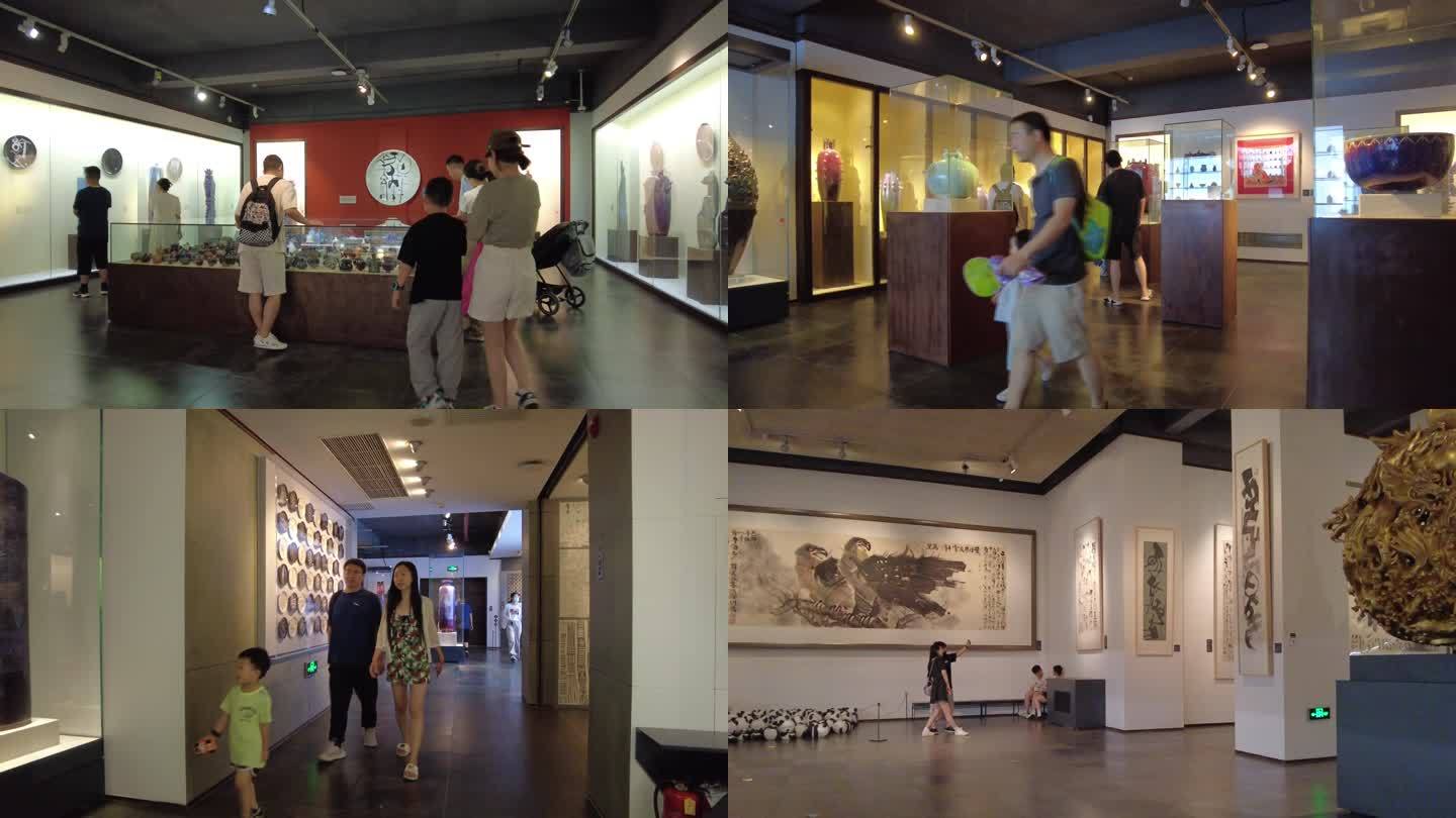 韩美林艺术馆熊猫展馆观众带孩子看展览