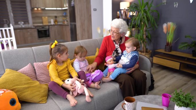 感恩的祖母和她的三个小孙女在一起