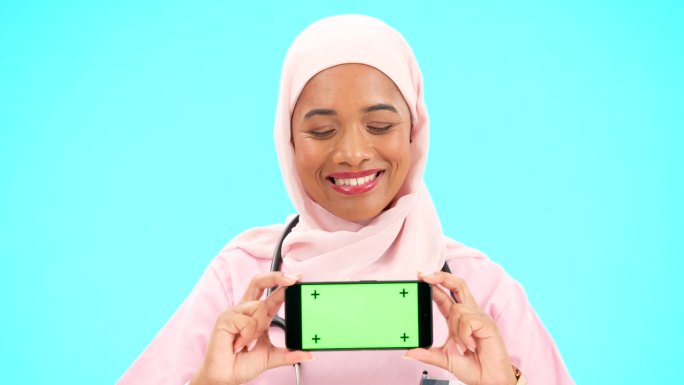 手机，绿色屏幕和女医生隔离在蓝色背景医疗保健，跟踪标记和模型空间。护士或穆斯林的脸与医疗移动应用程序