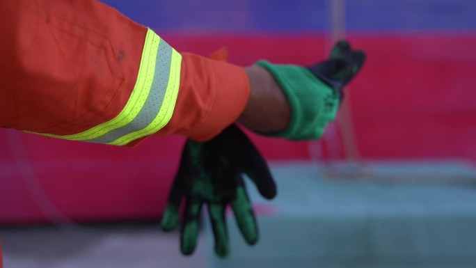 消防救援日常训练戴手套