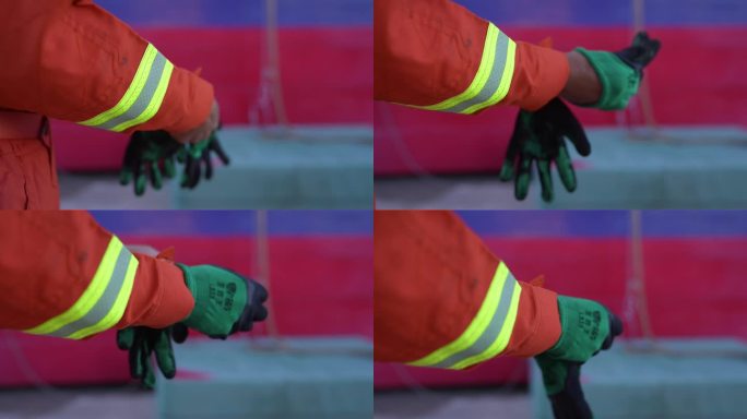 消防救援日常训练戴手套