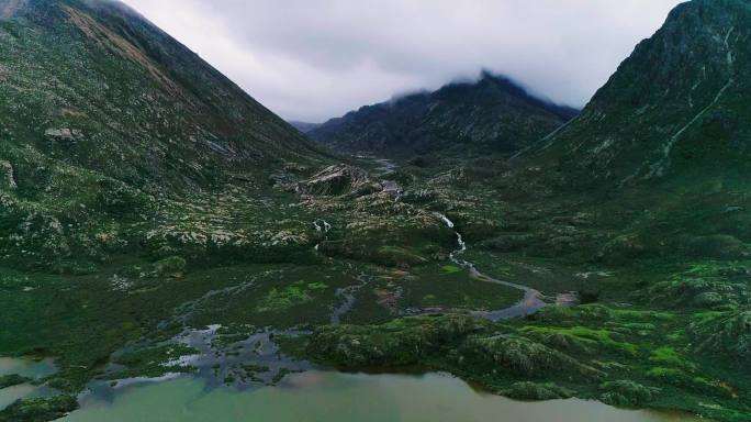 山脚河流发源地